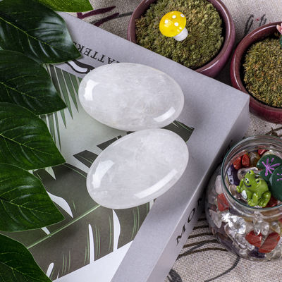 หินควอตซ์ใสธรรมชาติ หินปาล์ม Unisex Oval หินควอตซ์ใส สําหรับ Reiki พลังงาน Chakra การสมาธิ ปลดความกังวล