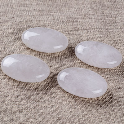 หินควอตซ์ใสธรรมชาติ หินปาล์ม Unisex Oval หินควอตซ์ใส สําหรับ Reiki พลังงาน Chakra การสมาธิ ปลดความกังวล