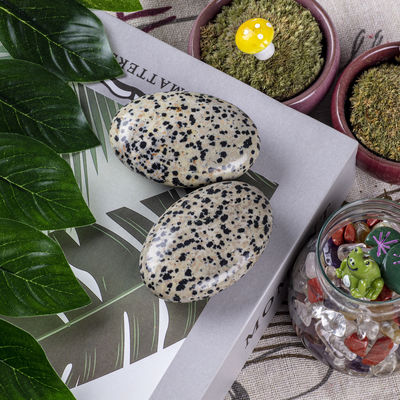 หินดัลมาเทียนประดับธรรมชาติ Jasper หินปาล์มทรงโอวาล หินพลังงานคริสตัลดัลมาเทียนทรงโอวาล สําหรับตกแต่งอาคาร