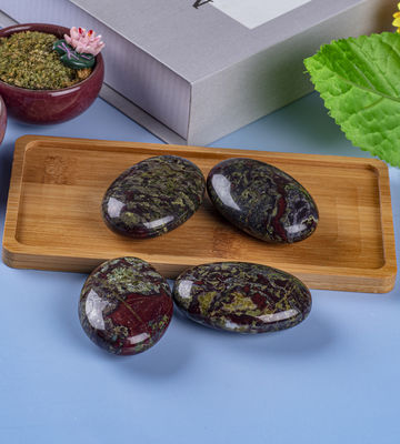 หินเลือดมังกรธรรมชาติ หินอาชีพทรงโอวาล หินมังกร หินเลือดหินปาล์ม หินเพชรสําหรับตกแต่งบ้าน